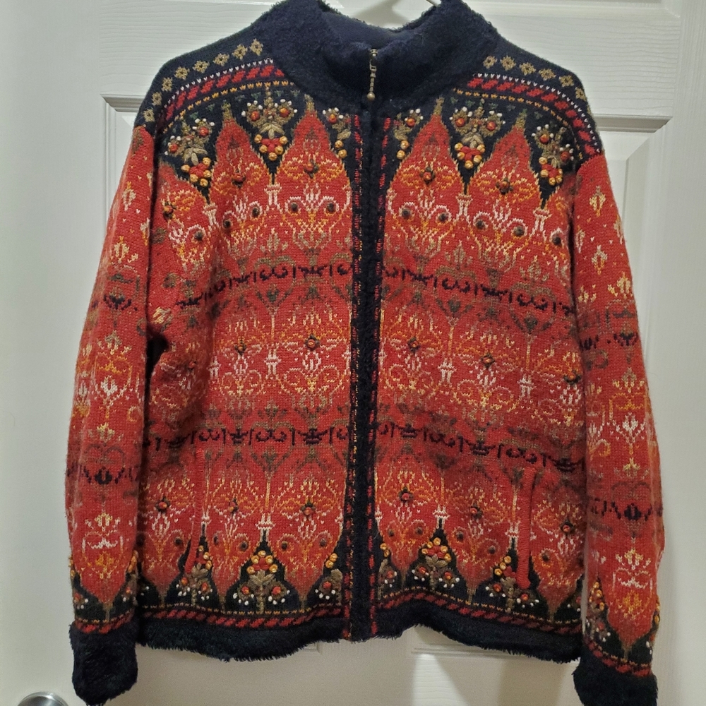 Beautiful Icelandic design zippered sweater size large.